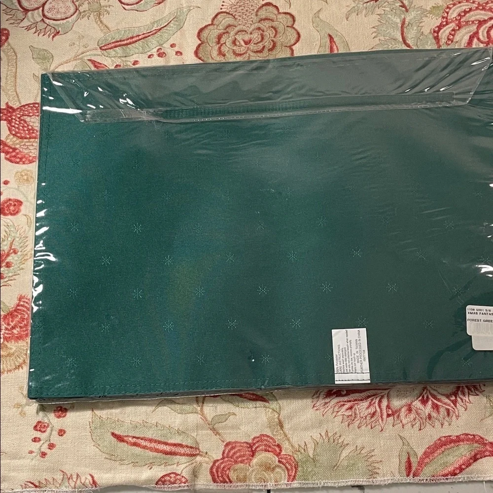 Waterford Xmas Fantasies Forest Green New Plastic Case Set 6 Linens Place Mats